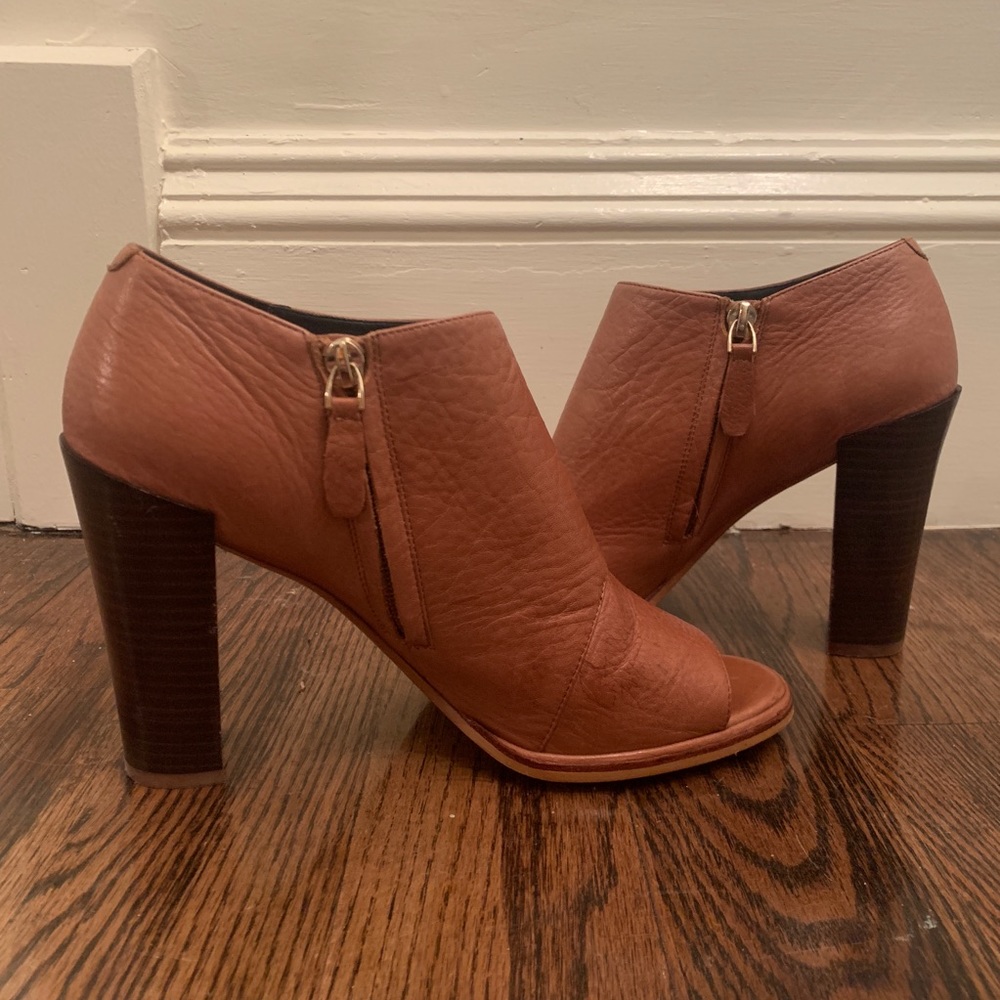 KENNETH COLE: Booties - Picture 2 of 7